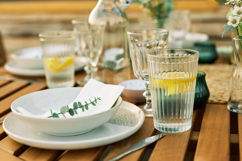 متى يُنصح بتجنب شرب الماء مع الوجبات؟