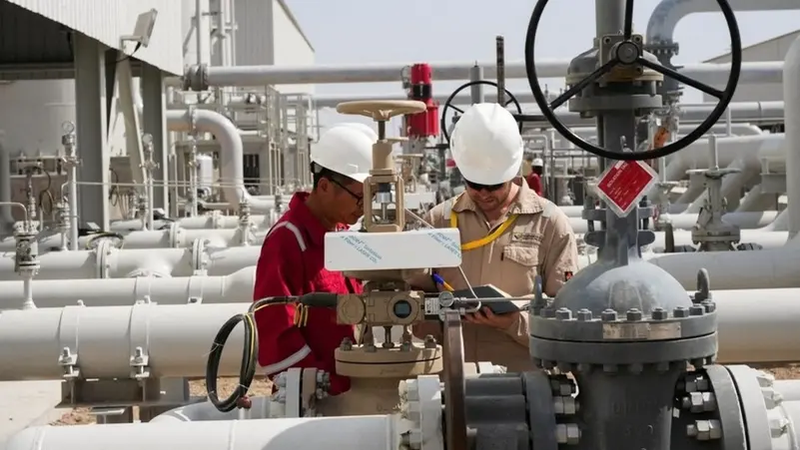 "رويترز": شركات نفط أجنبية في العراق بدأت إجلاء موظفيها