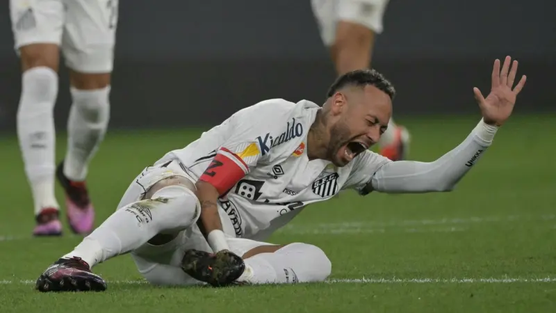 الإصابة تهدد آمال نيمار "الزجاجي" في العودة إلى منتخب البرازيل