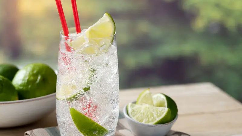 دراسة: المياه الفوارة قد تساعد على التركيز لفترات طويلة