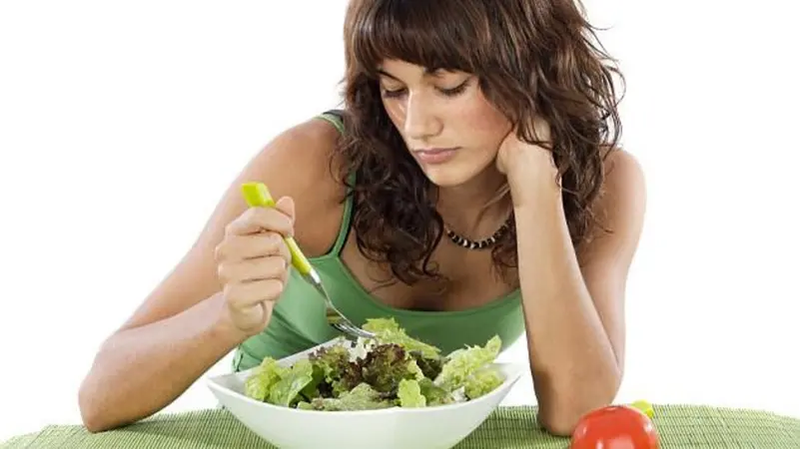 الإفراط في استخدام الهواتف الذكية يفسد سلوكيات الأكل في المراهقين