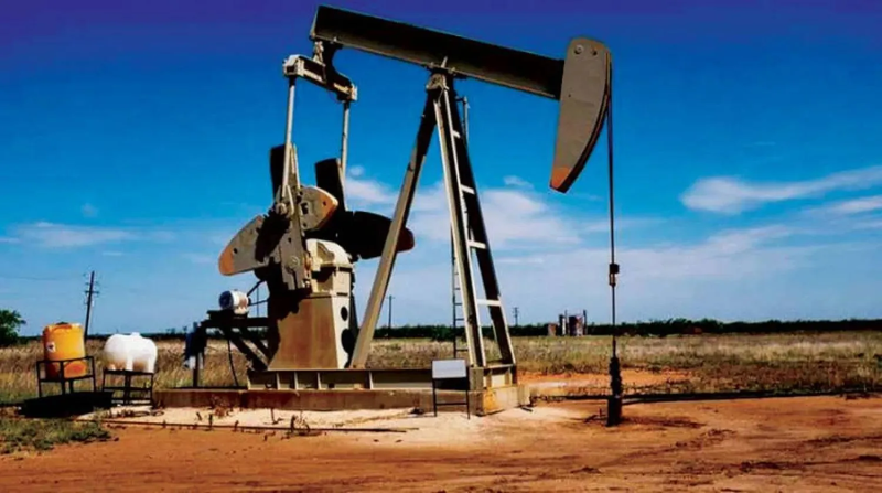 أسعار النفط تتراجع إلى نطاق 100 دولار وسط مساعٍ لفتح مضيق هرمز