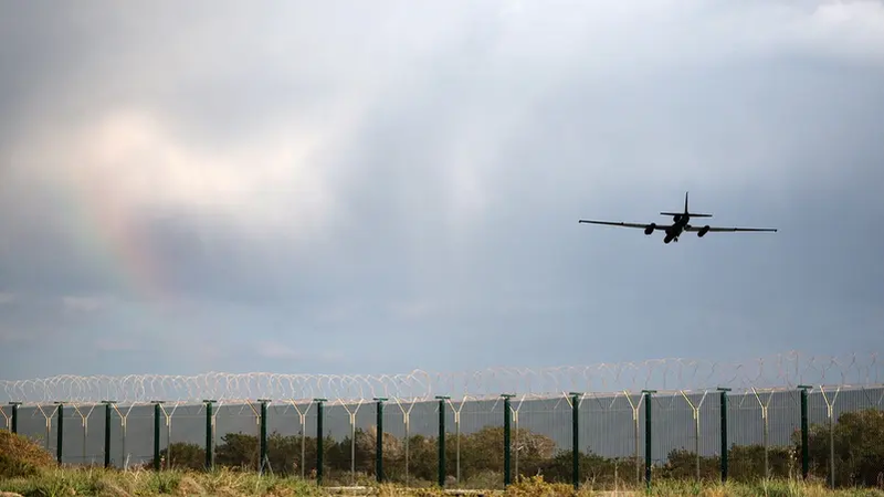 لندن توافق على استخدام قواعدها لضرب مواقع إيرانية تستهدف السفن