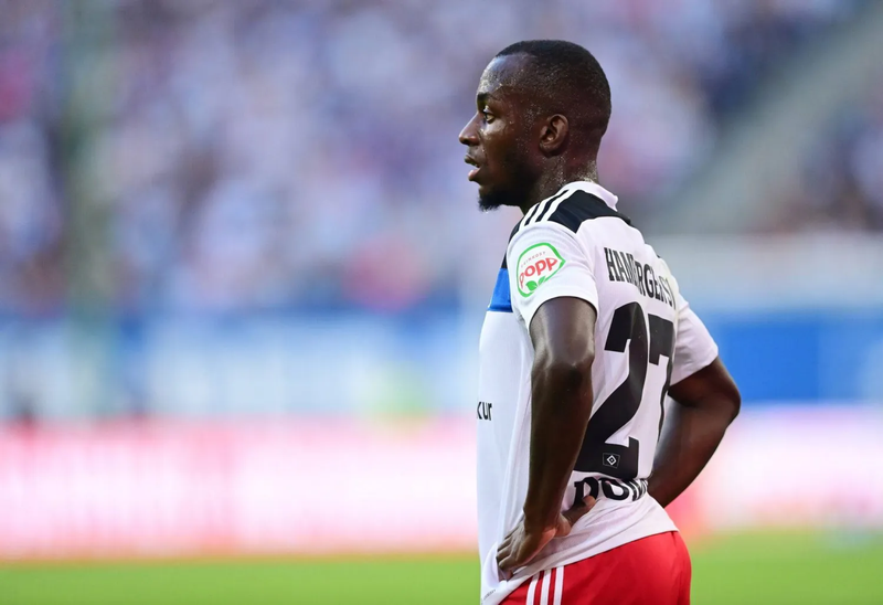 هامبورغ يفرض عقوبة غير مسبوقة على لاعبه دومبي بسبب الكحول