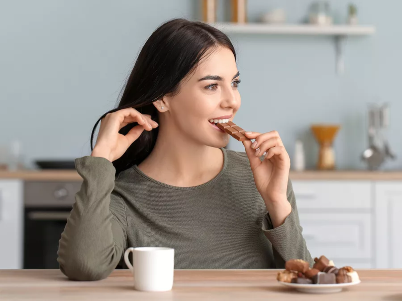 توقيت تناول الحلويات قد يحدد تأثيرها على السكر