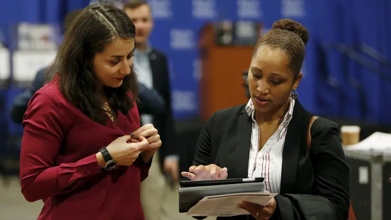 الاقتصاد الأميركي يضيف وظائف تفوق التوقعات في مارس وتراجع البطالة إلى 4.3%