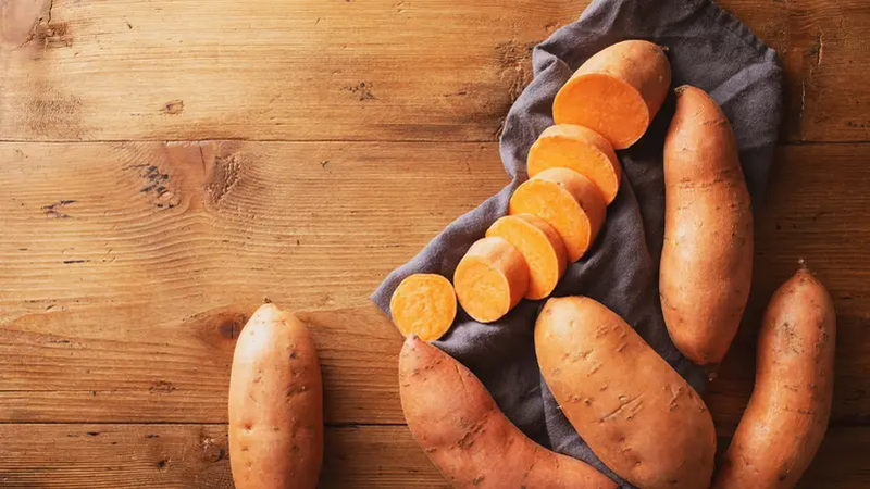 قشر البطاطا الحلوة.. بين فوائد غذائية ومخاوف محتملة
