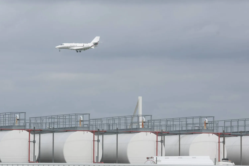 وكالة الطاقة الدولية تحذّر: أوروبا تملك وقود طائرات لـ6 أسابيع فقط