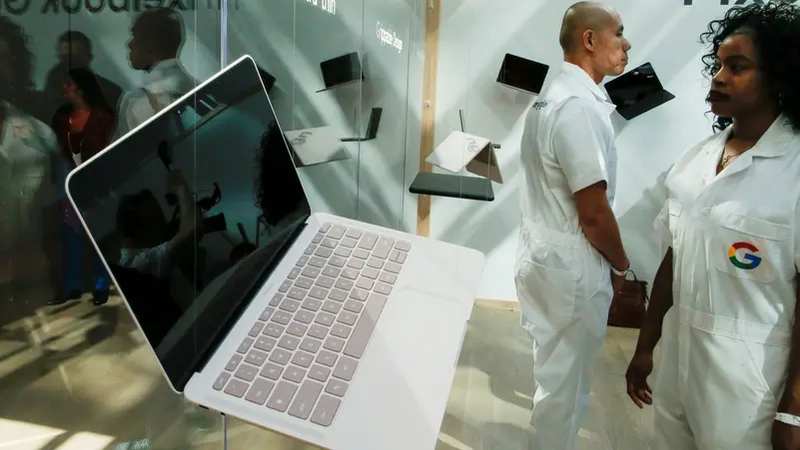 "غوغل" تطور حاسوبًا محمولًا من فئة "بيكسل" وميزة إضاءة للهواتف