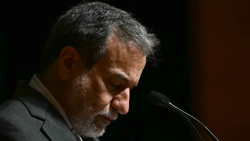 موجة انتقادات لعراقجي.. فجرتها تغريدة عن مضيق هرمز