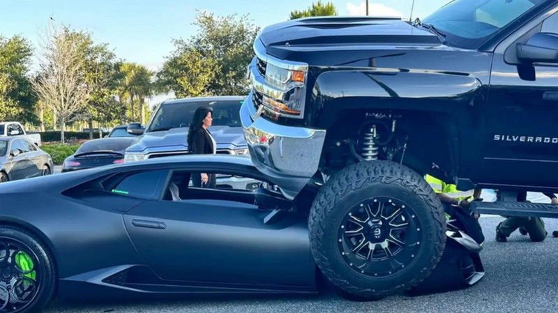 لم تلاحظها.. سيدة تسحق لامبورغيني سعرها 340 ألف دولار بشاحنتها
