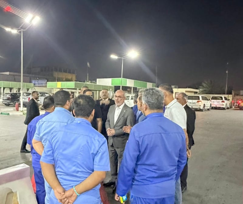 وزير النفط يجري جولة مفاجئة على محطات الوقود ويؤكد: لا تهاون في توفير المشتقات للمواطنين