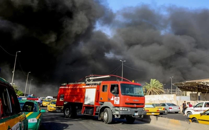 الدفاع المدني يخمد حريقاً بمعارض سيارات في مدينة الصدر