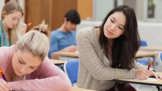 È giusto lasciar copiare i compagni?