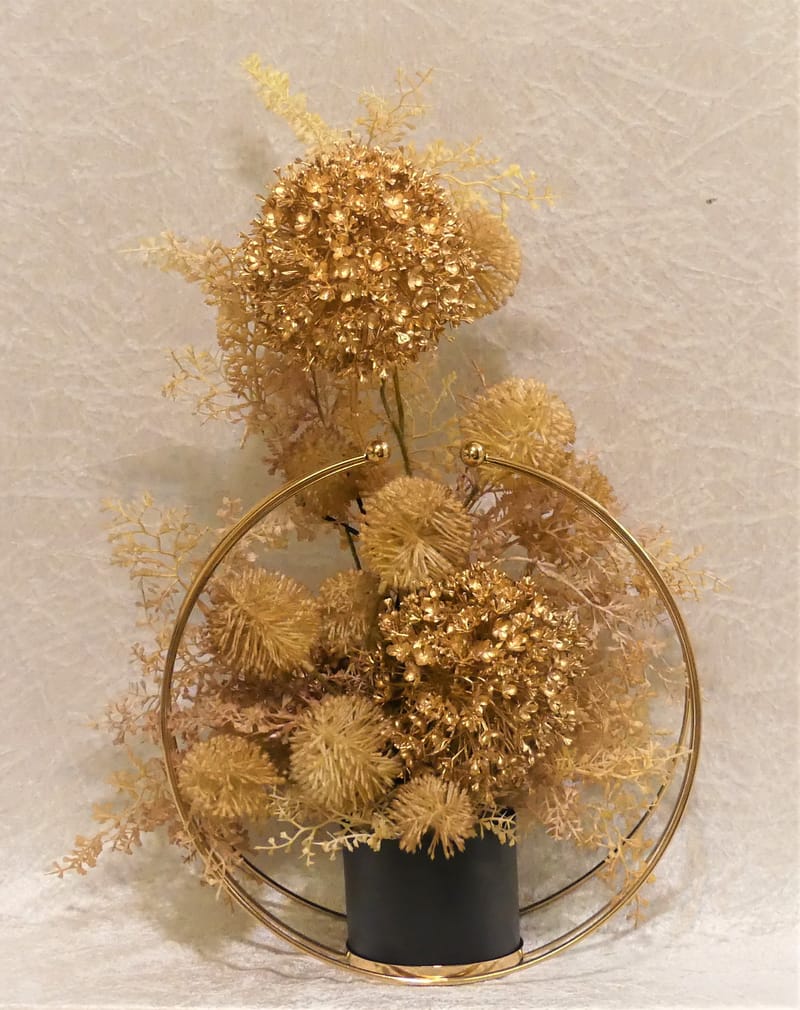 מבחר מרהיב של אגרטלים עם פרחי משי איכותיים