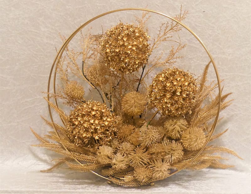 מבחר מרהיב של אגרטלים עם פרחי משי איכותיים