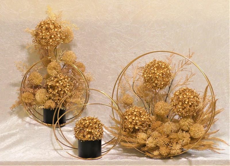 מבחר מרהיב של אגרטלים עם פרחי משי איכותיים