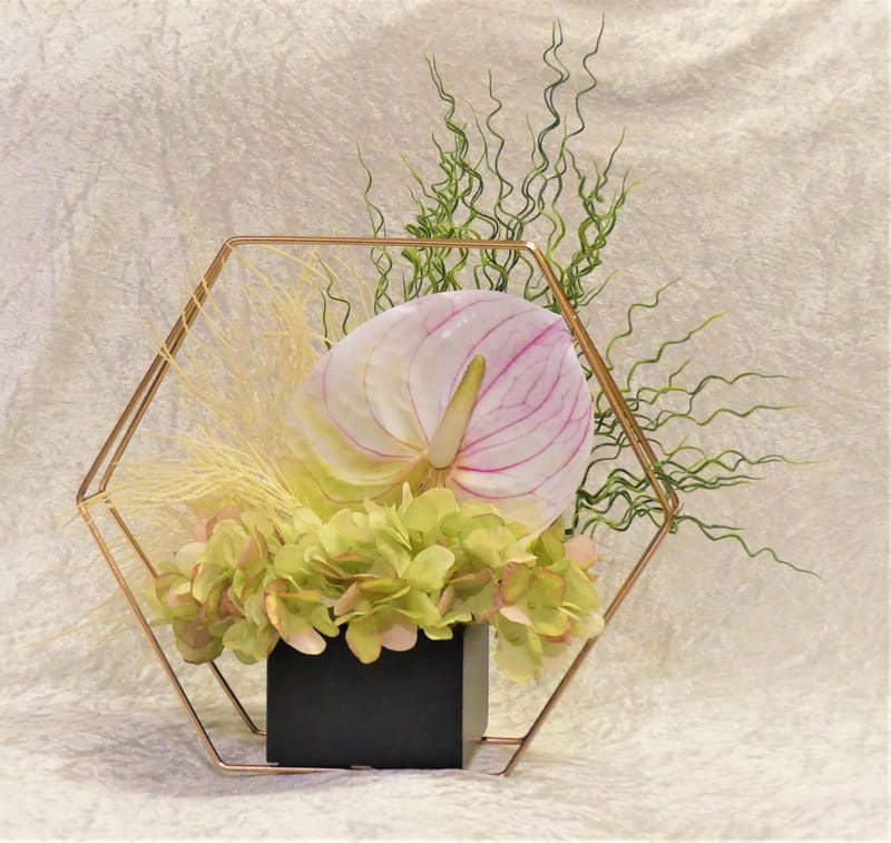 מבחר מרהיב של אגרטלים עם פרחי משי איכותיים