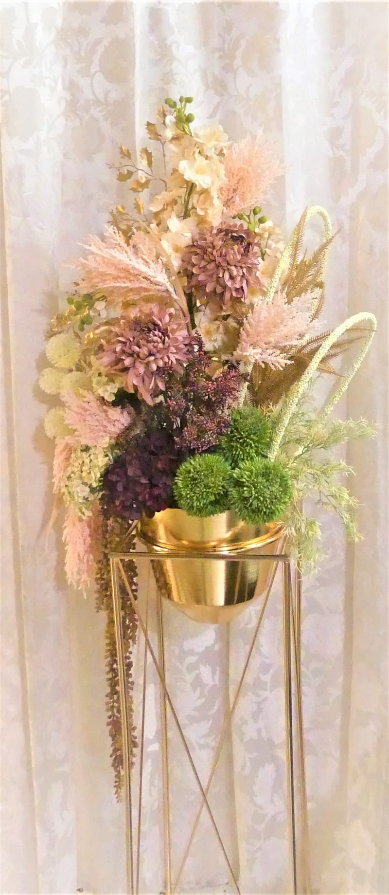 מבחר מרהיב של אגרטלים עם פרחי משי איכותיים