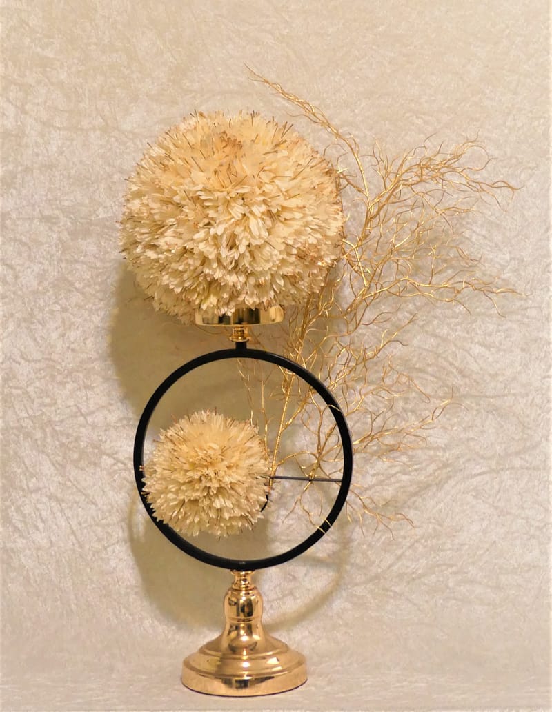 מבחר מרהיב של אגרטלים עם פרחי משי איכותיים