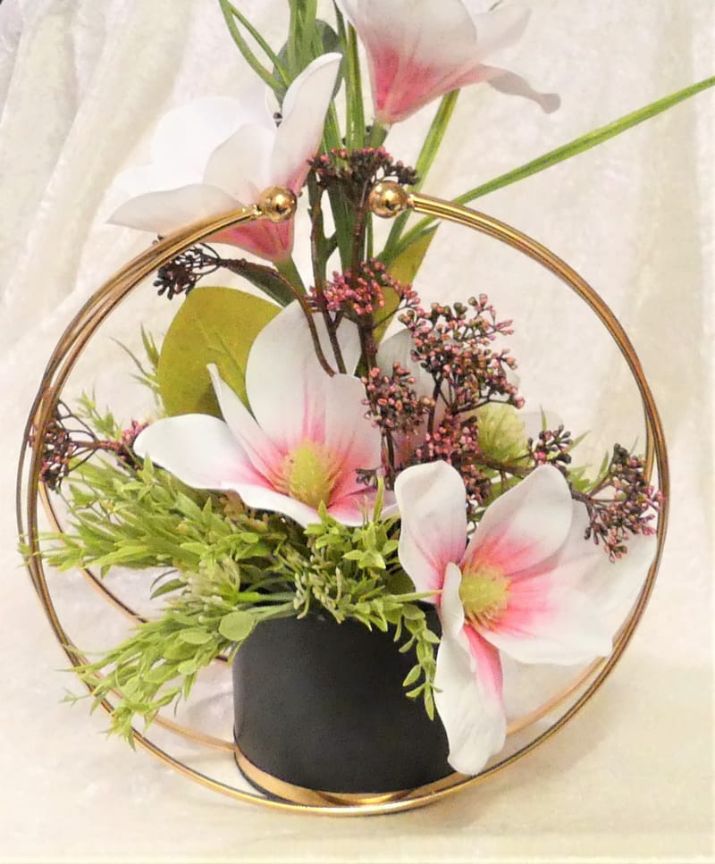 מבחר מרהיב של אגרטלים עם פרחי משי איכותיים