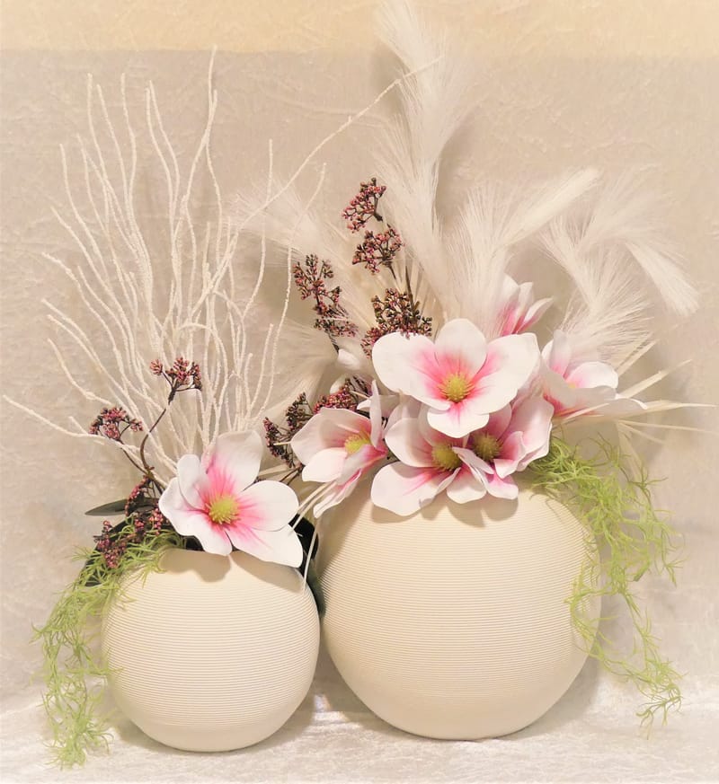 מבחר מרהיב של אגרטלים עם פרחי משי איכותיים