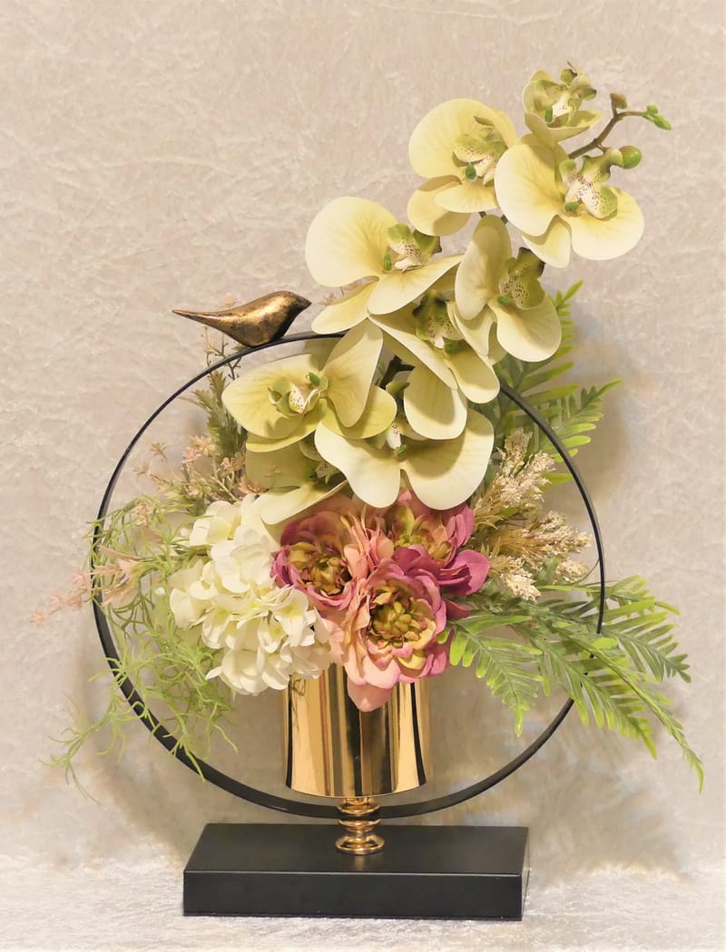 מבחר מרהיב של אגרטלים עם פרחי משי איכותיים