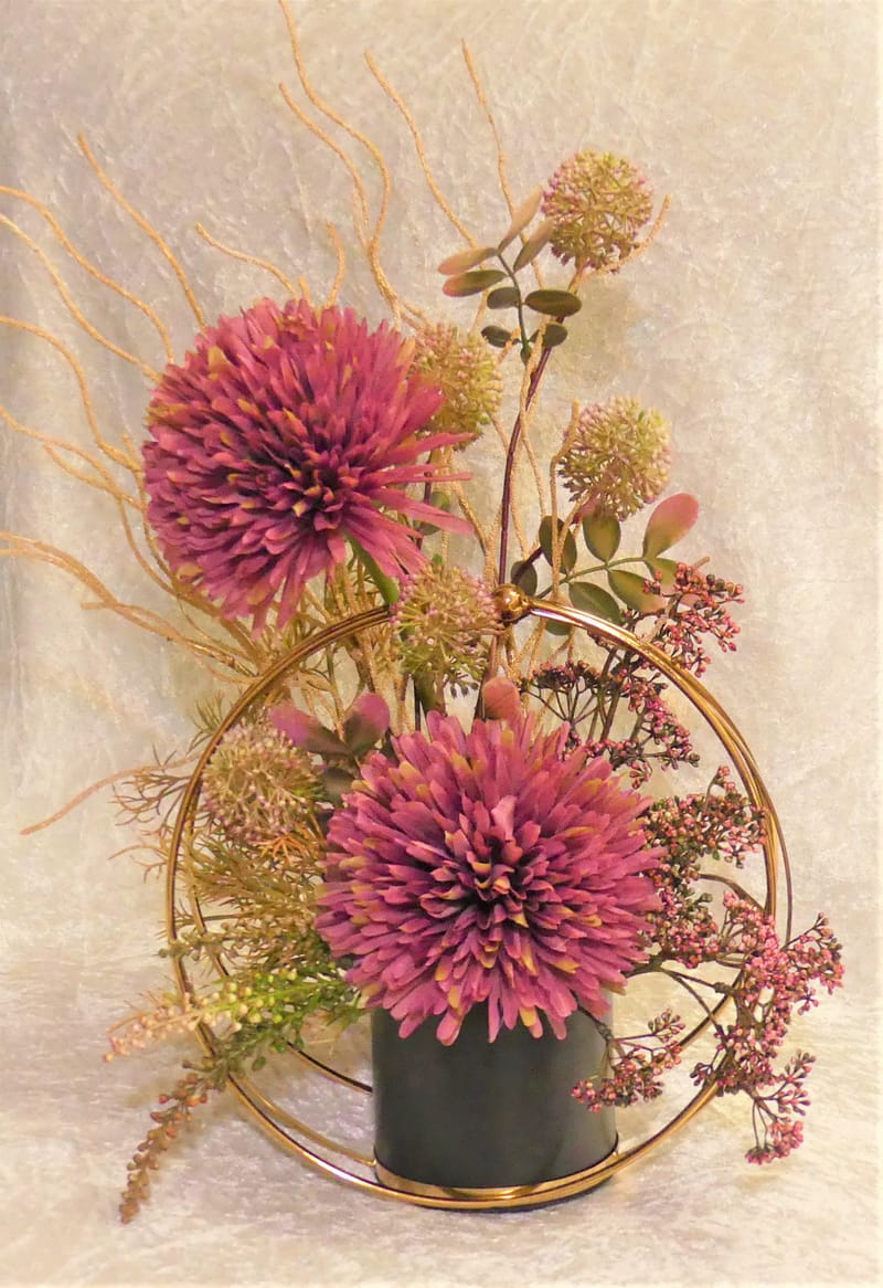 מבחר מרהיב של אגרטלים עם פרחי משי איכותיים