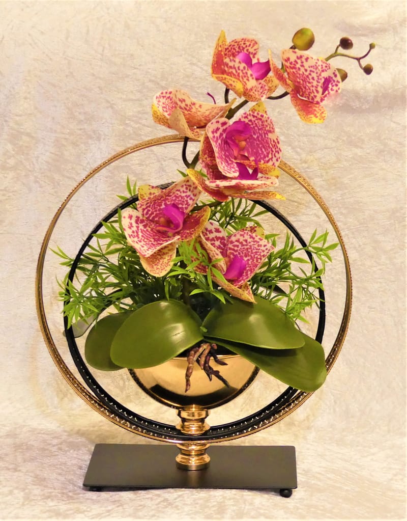 מבחר מרהיב של אגרטלים עם פרחי משי איכותיים