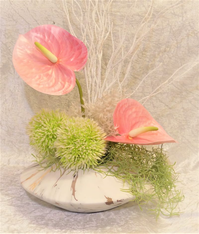 מבחר מרהיב של אגרטלים עם פרחי משי איכותיים