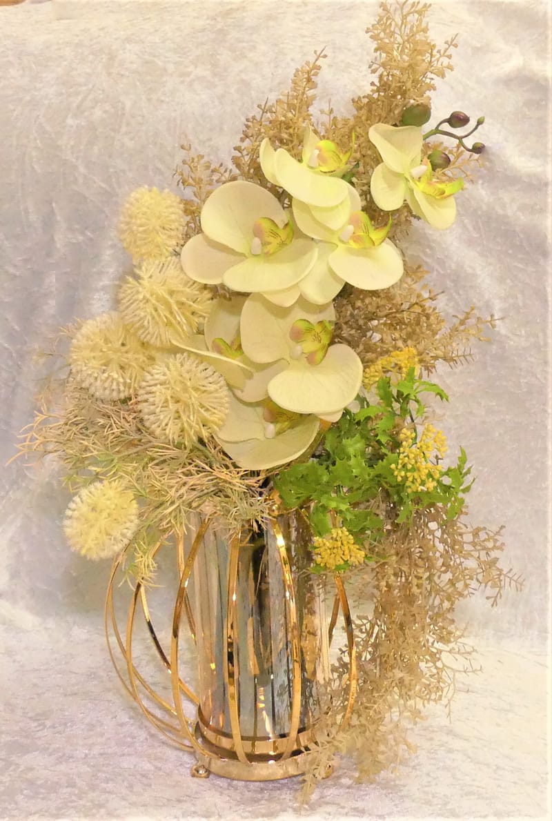 מבחר מרהיב של אגרטלים עם פרחי משי איכותיים