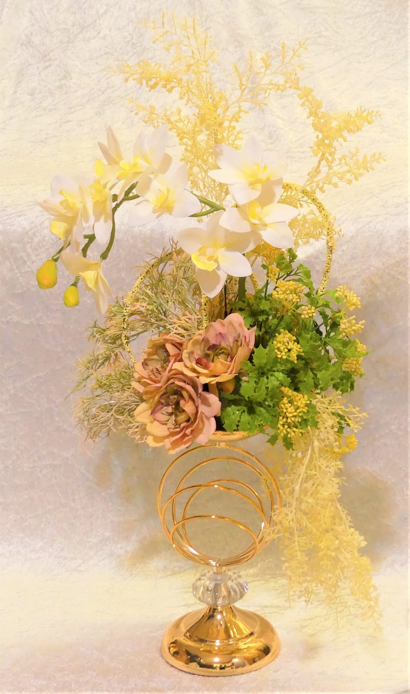 מבחר מרהיב של אגרטלים עם פרחי משי איכותיים