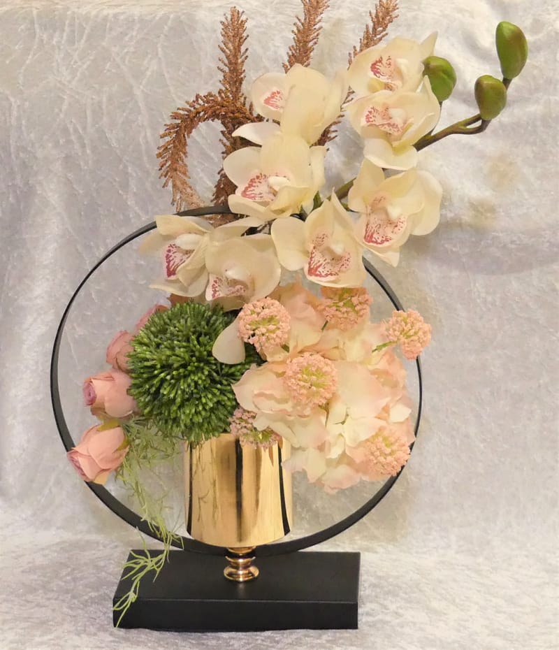 מבחר מרהיב של אגרטלים עם פרחי משי איכותיים