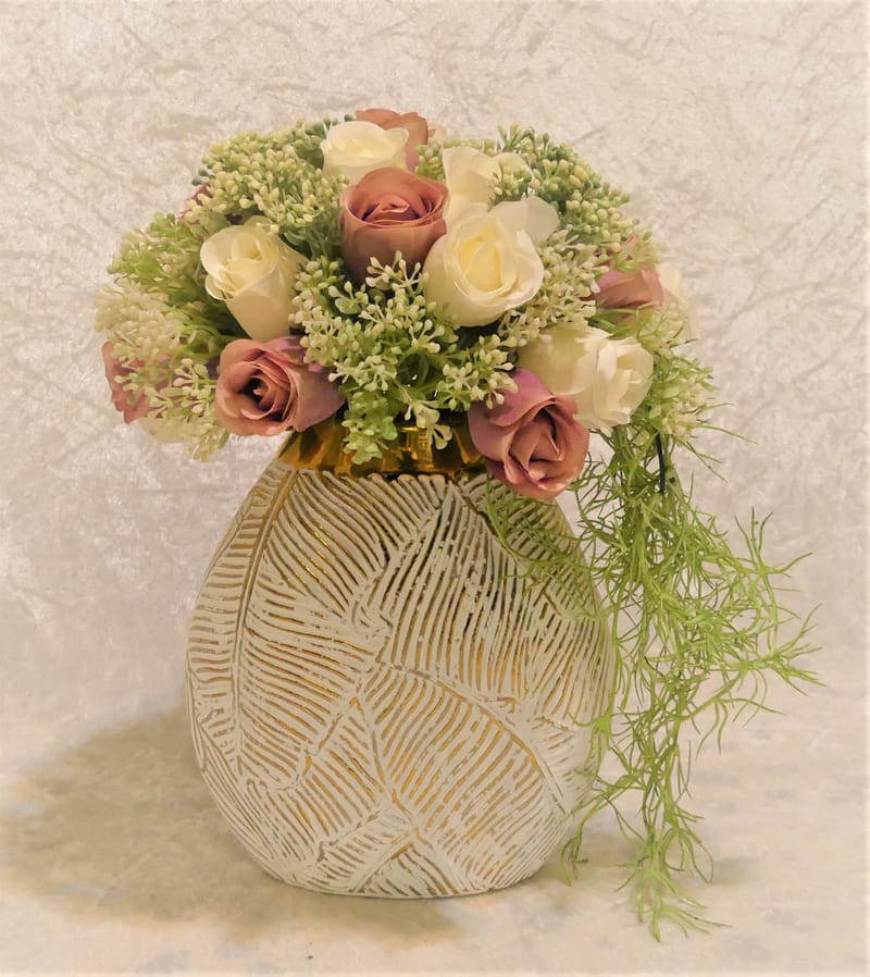 מבחר מרהיב של אגרטלים עם פרחי משי איכותיים