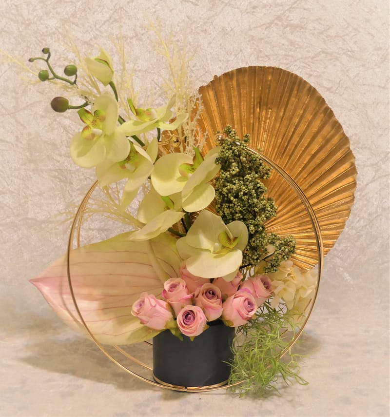 מבחר מרהיב של אגרטלים עם פרחי משי איכותיים