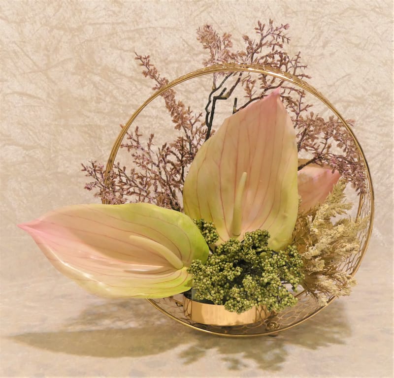 מבחר מרהיב של אגרטלים עם פרחי משי איכותיים