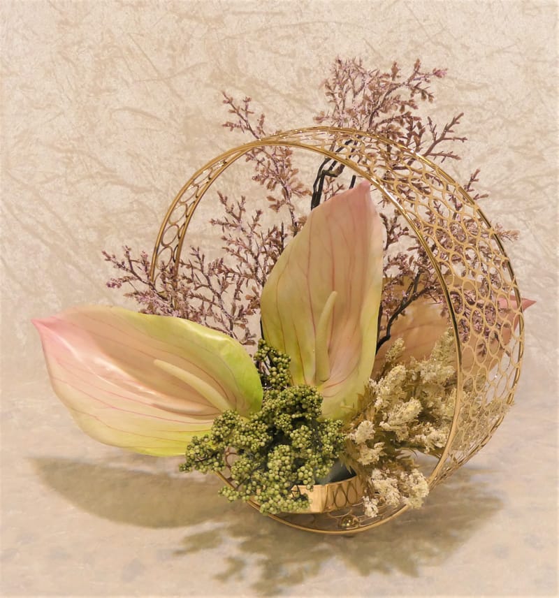 מבחר מרהיב של אגרטלים עם פרחי משי איכותיים