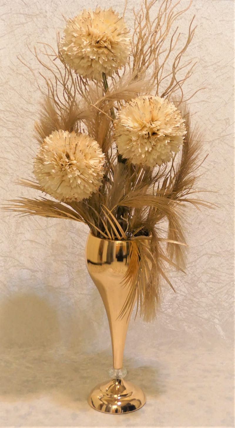 מבחר מרהיב של אגרטלים עם פרחי משי איכותיים