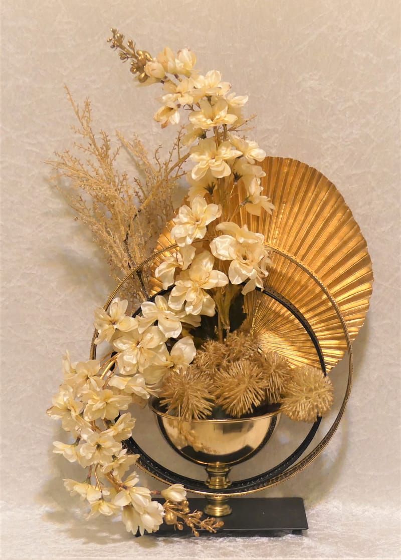 מבחר מרהיב של אגרטלים עם פרחי משי איכותיים