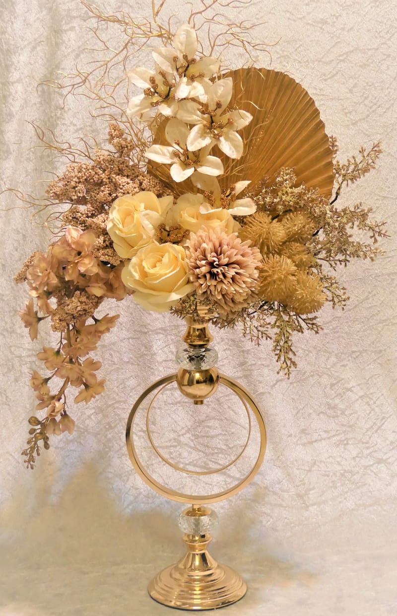 מבחר מרהיב של אגרטלים עם פרחי משי איכותיים