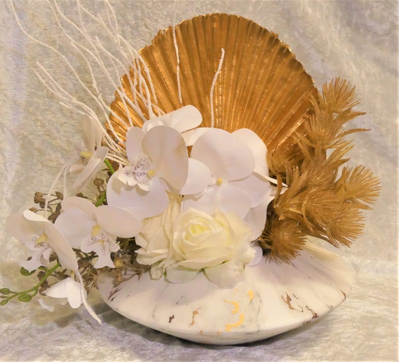 מבחר מרהיב של אגרטלים עם פרחי משי איכותיים