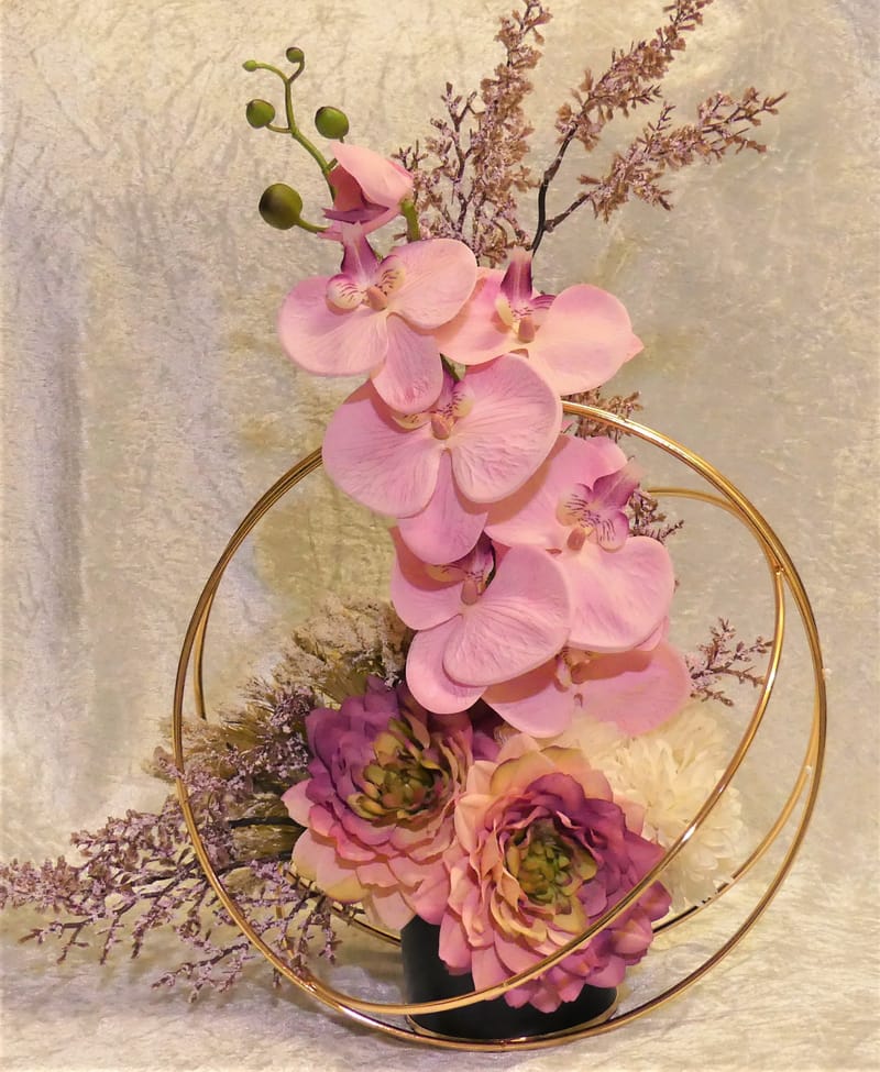 מבחר מרהיב של אגרטלים עם פרחי משי איכותיים