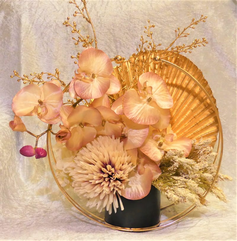 מבחר מרהיב של אגרטלים עם פרחי משי איכותיים