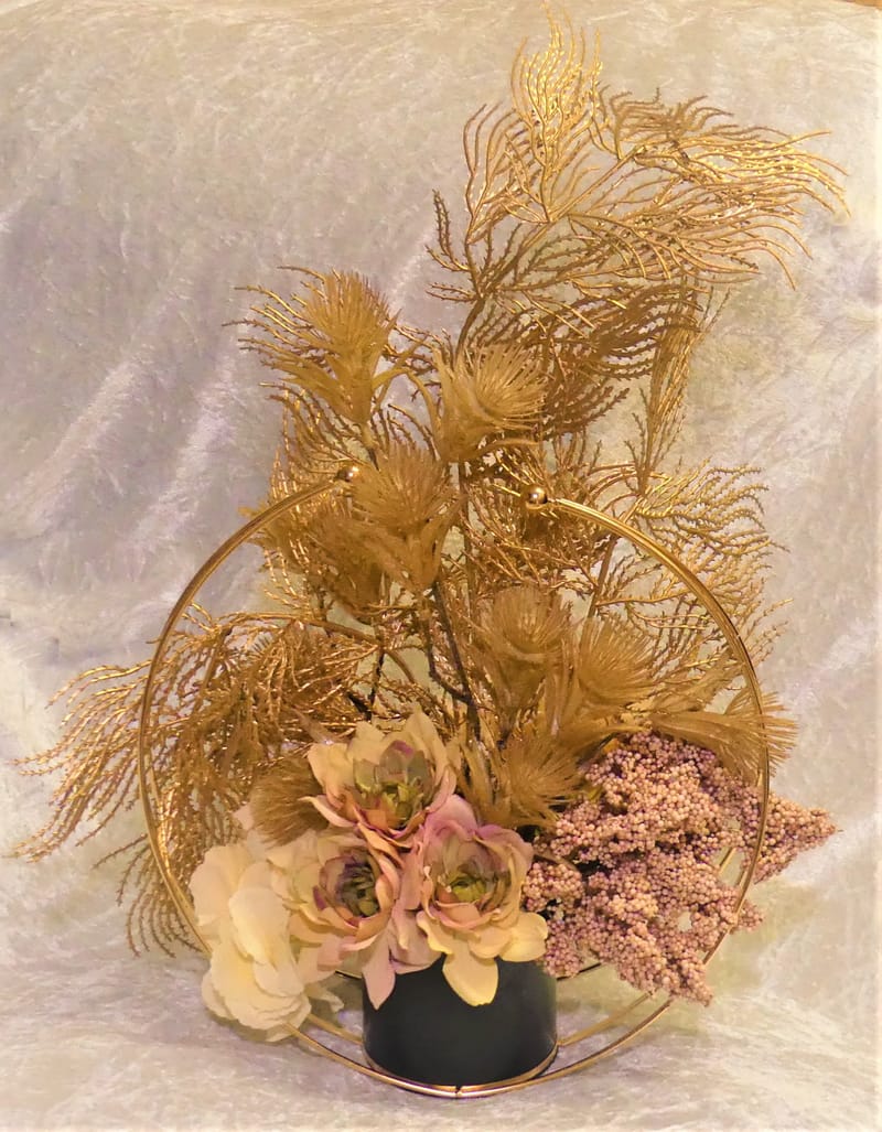 מבחר מרהיב של אגרטלים עם פרחי משי איכותיים