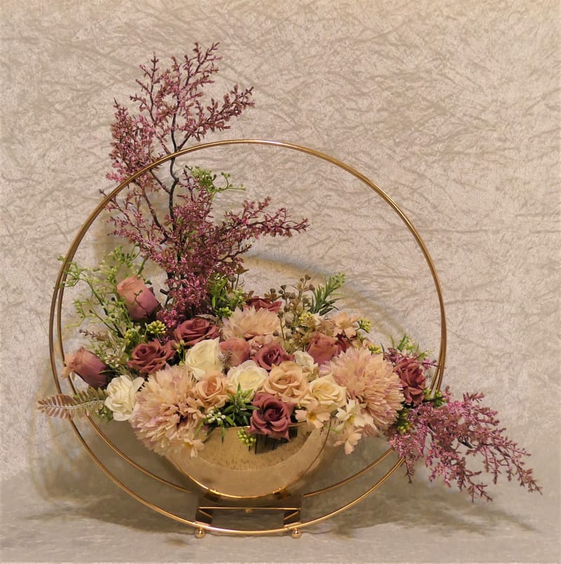 מבחר מרהיב של אגרטלים עם פרחי משי איכותיים