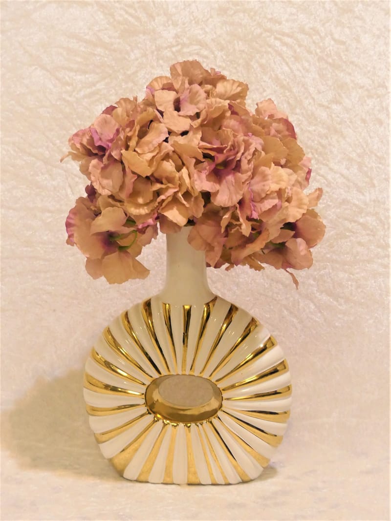 מבחר מרהיב של אגרטלים עם פרחי משי איכותיים