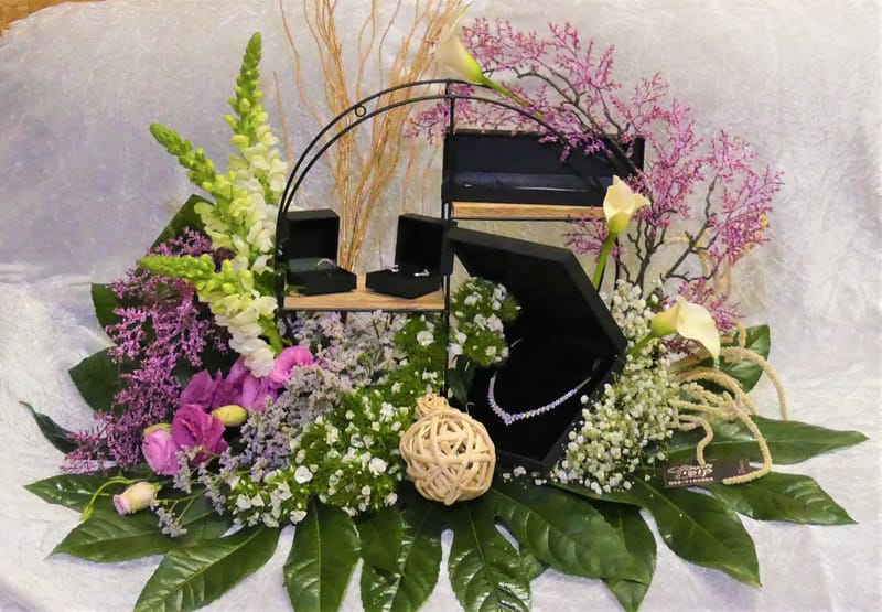 עיצובי תכשיטים בשילוב פרחים 