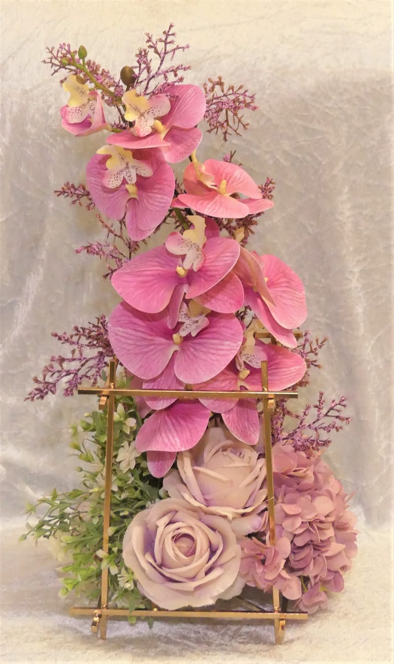 מבחר מרהיב של אגרטלים עם פרחי משי איכותיים