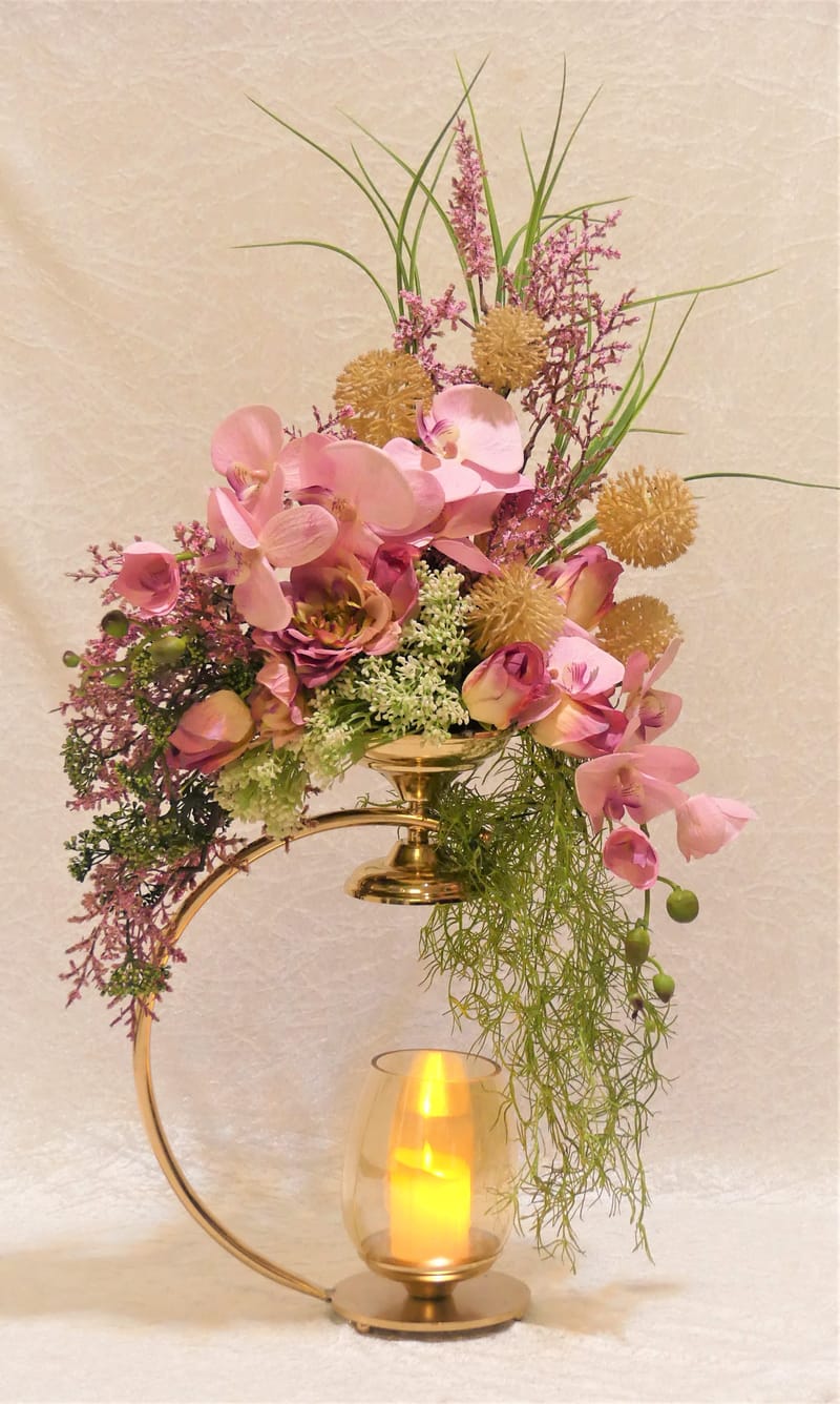 מבחר מרהיב של אגרטלים עם פרחי משי איכותיים