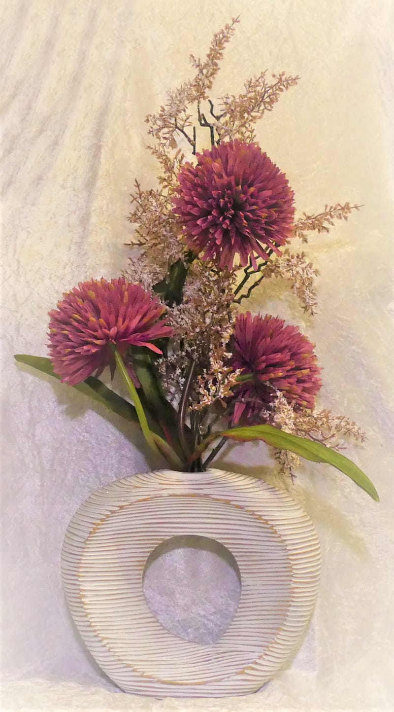 מבחר מרהיב של אגרטלים עם פרחי משי איכותיים